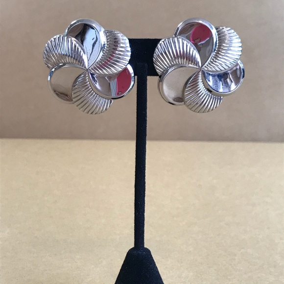 SIGNED Volupte Trefoil Flower Clip On Earrings - Picture 2 of 8